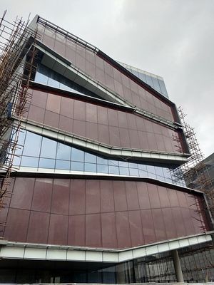 Tepi Bulat Tidak Teratur Wire Mesh 0.38MM Panel Kaca Laminasi